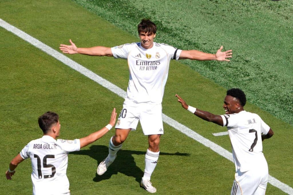 Real Madrid's Gonzalo Garcia, center, celebrates scoring his side's opening goal during the Club World Cup quarterfinal soccer match between Real Madrid and Borussia Dortmund in East Rutherford, N.J., Saturday, July 5, 2025. (AP Photo/Pamela Smith)
